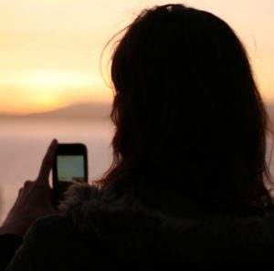 girl-with-smart-phone
